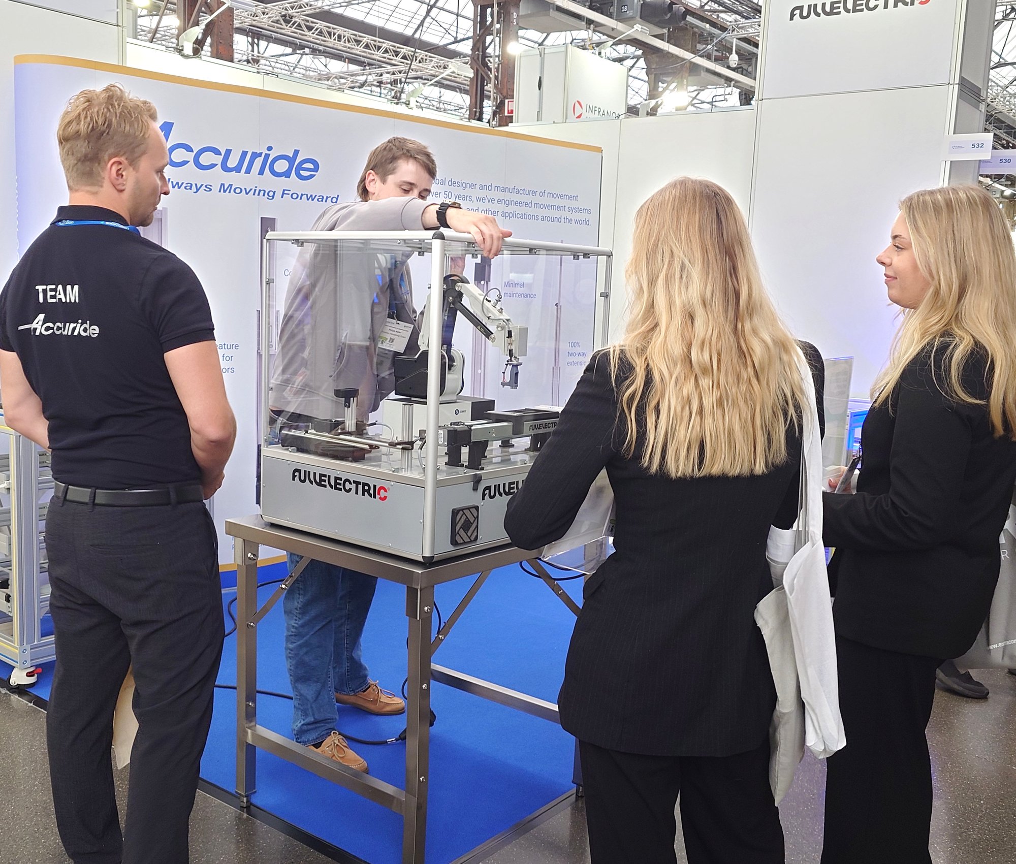 FULLELECTRIC Robot Still-1